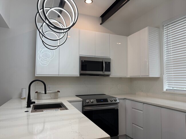 Building Photo - 222 S Olive St