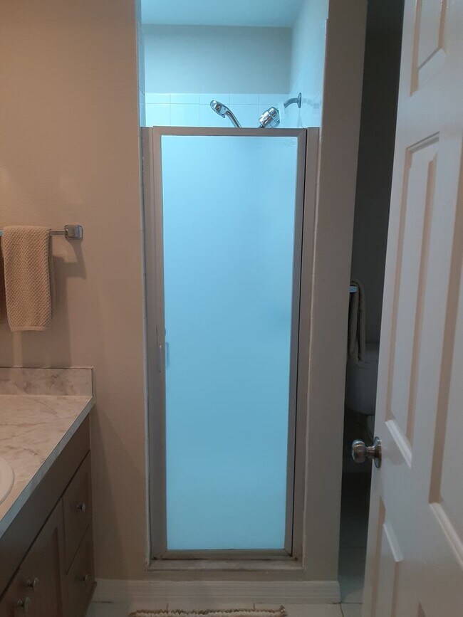 Building Photo - Stunning Short Term Rental!