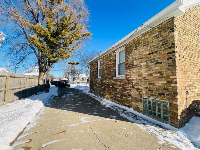 Building Photo - Cozy 2 Bedroom Single Family Home!