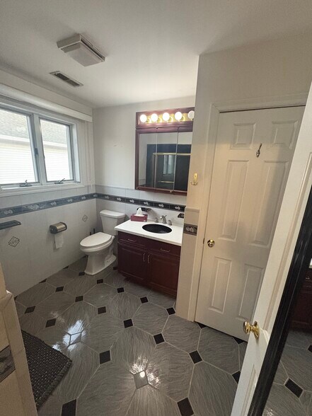 Building Photo - 309 Beacon St