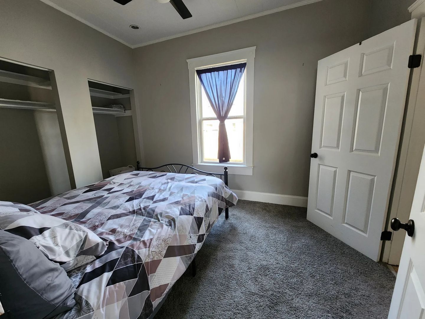 Building Photo - 1115 E 8th St