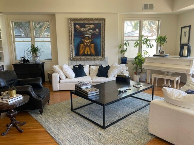 Building Photo - Spacious 5 bedroom home in Coronado's Village