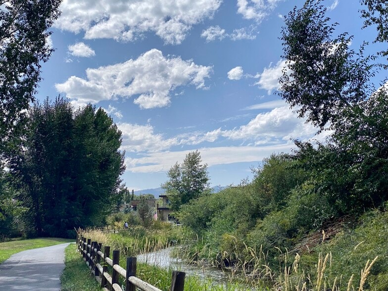 Building Photo - 1325 S Hwy 89