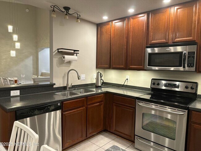 Building Photo - 7036 Deer Lodge Cir