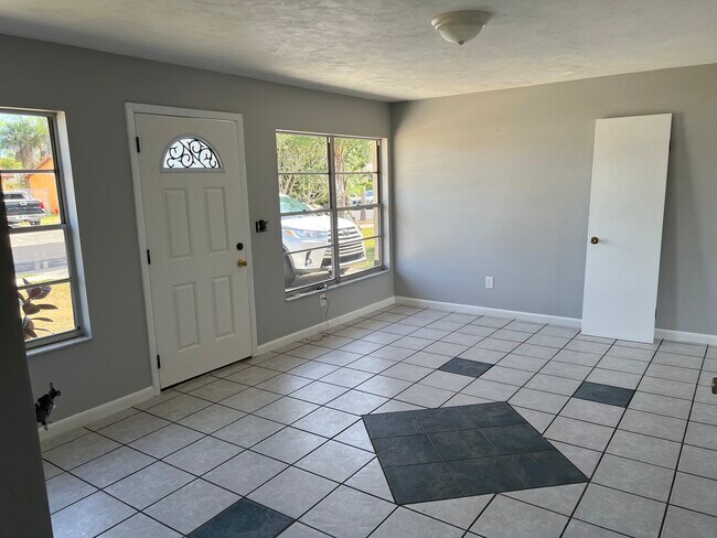 Living Room - 904 Emma St