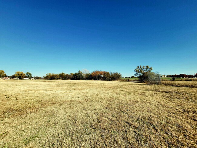 Building Photo - 111 Palomino Dr