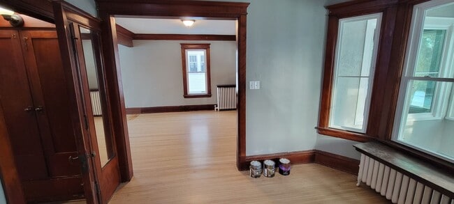 Building Photo - AVAILABLE NOW - 4 Bedroom with garage
