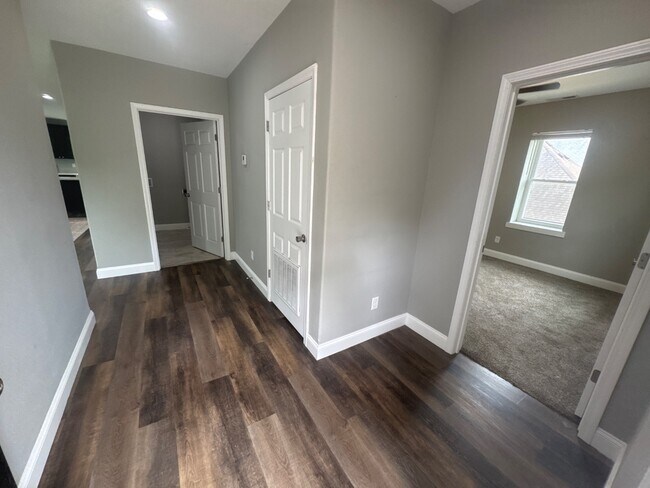 Building Photo - 453 S Main Ave