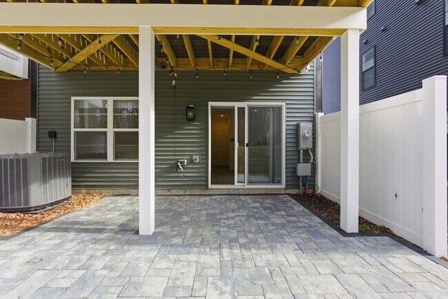 Building Photo - Beautiful 4 BR/4.5 BA EOG Townhome in Laurel!