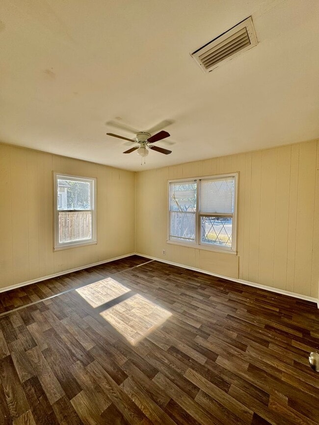 Building Photo - Move-In Special! February Rent Only $199 – Move In ASAP!