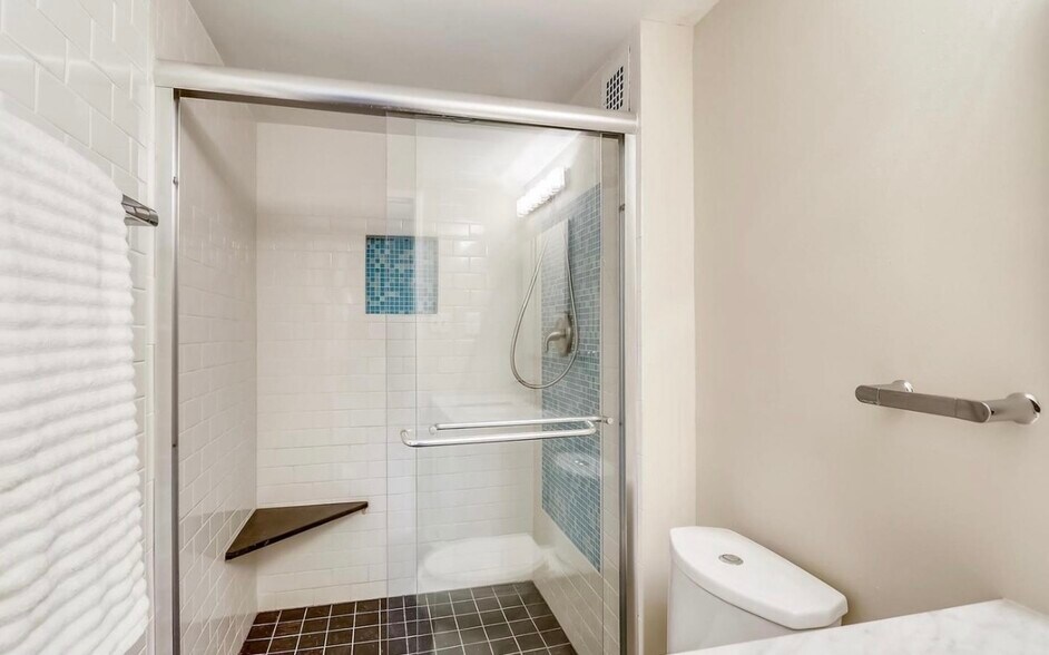 Building Photo - 4720 Chevy Chase Dr