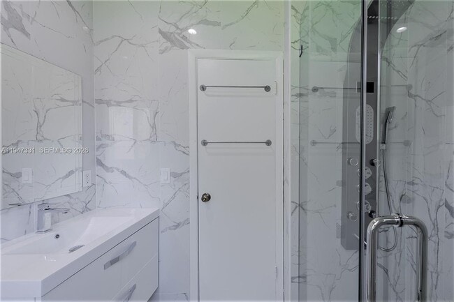 Building Photo - 1549 Catalonia Ave