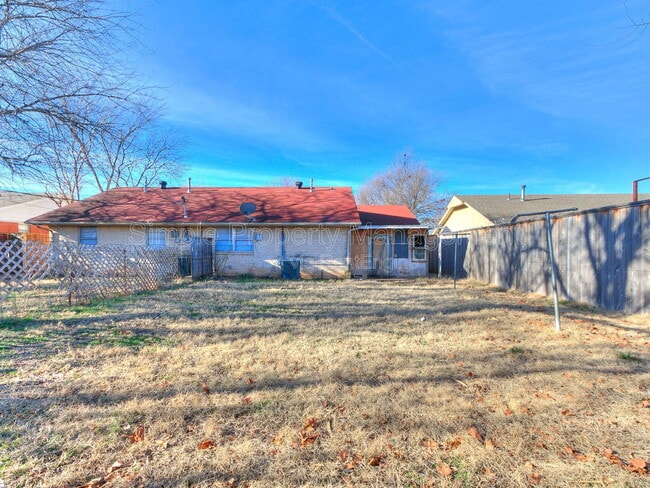 Building Photo - 2205 Donna Dr