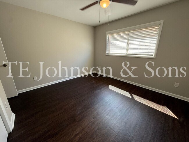Building Photo - 1 Bedroom Minutes from The School of the Arts!