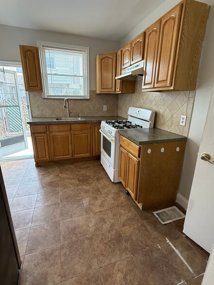 Building Photo - 3435 Tilton St
