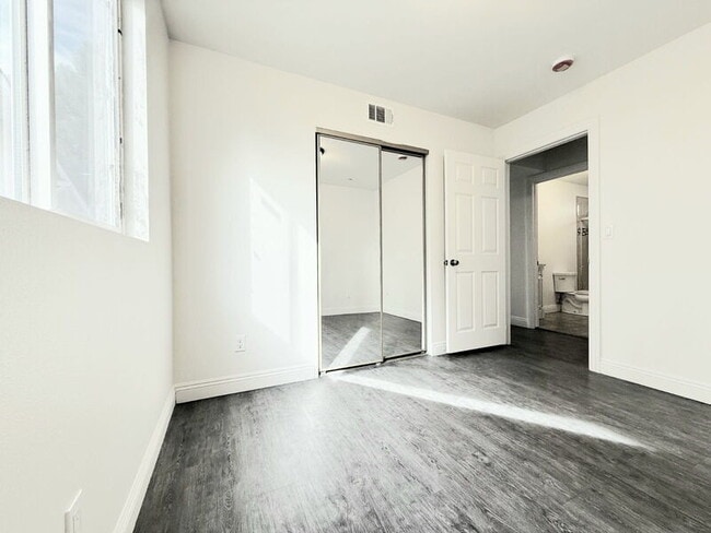 Building Photo - 1440 E 42nd St