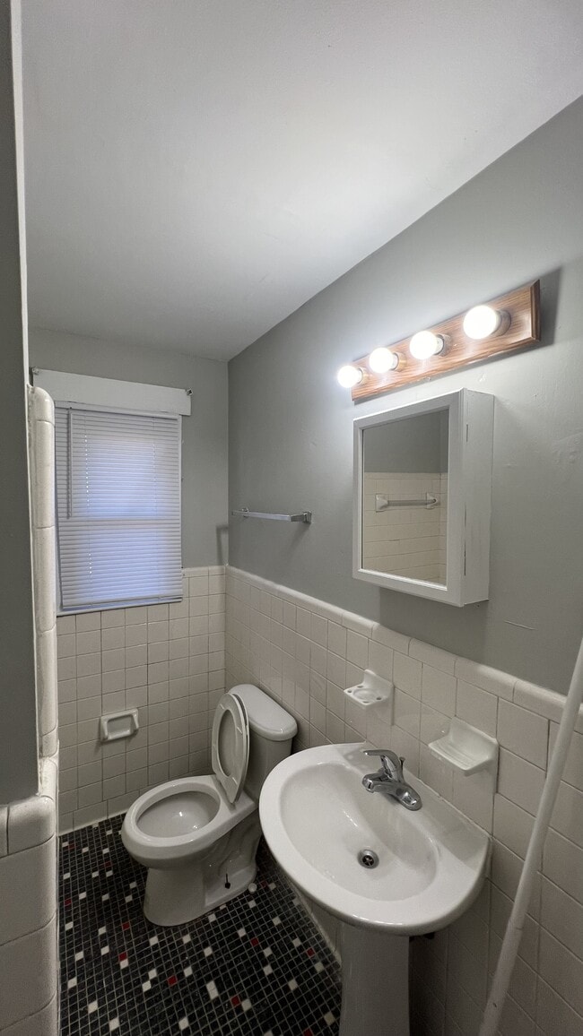 Building Photo - 1053 Rulnick St