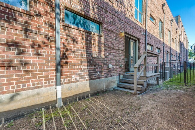 Building Photo - Henderson Ave Townhome with Rooftop Skyline Views