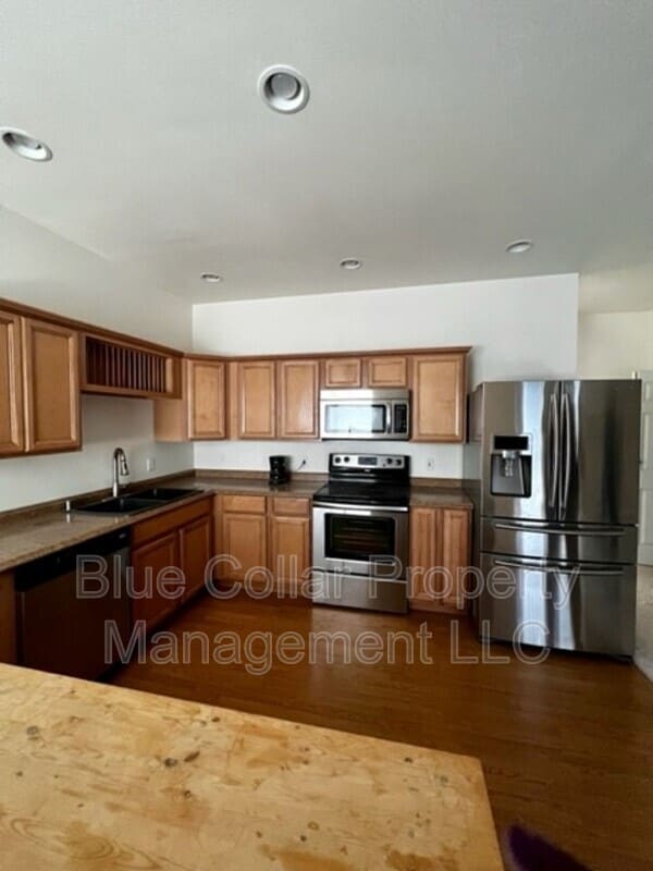 Building Photo - 104 College St