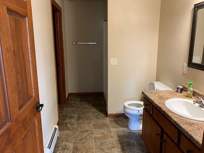 Building Photo - 2 Bedroom, 2 bathroom apartment IMMEDIATE MOVE IN