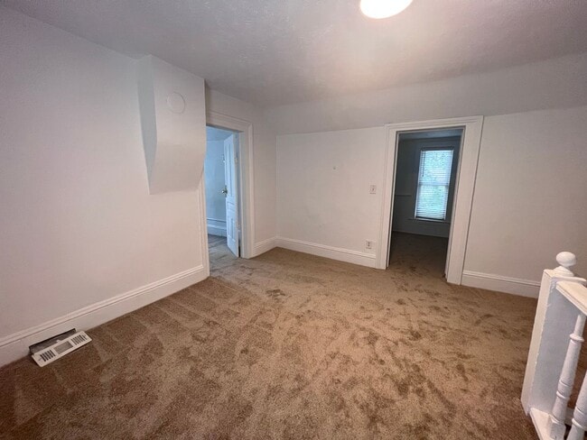 Building Photo - Large 3 bedroom home with a den!