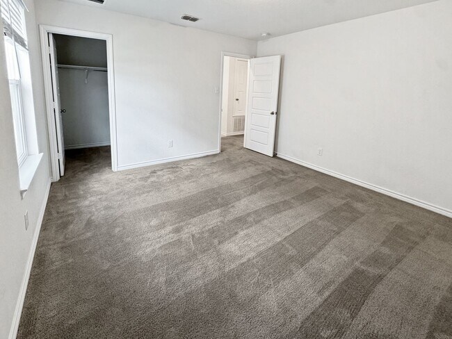 Building Photo - New Braunfels gem