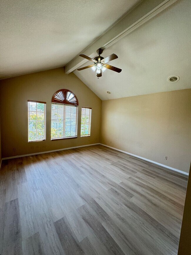 Building Photo - Large, end-unit townhome in the heart of Thousand Oaks