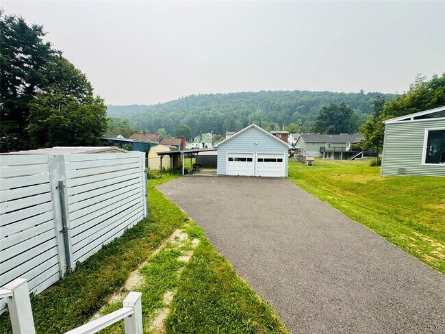 Building Photo - 151-153 Iris Dr