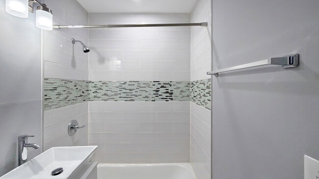 Building Photo - 2428 Brentwood Ave