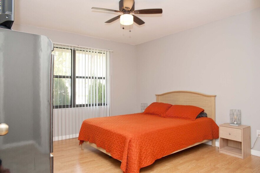 Building Photo - 722 SE Thanksgiving Ave