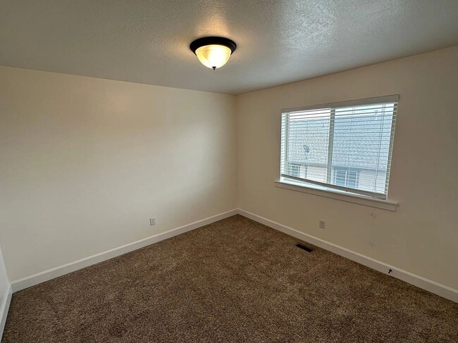 Building Photo - Luxurious Spacious layout in convenient Sa...