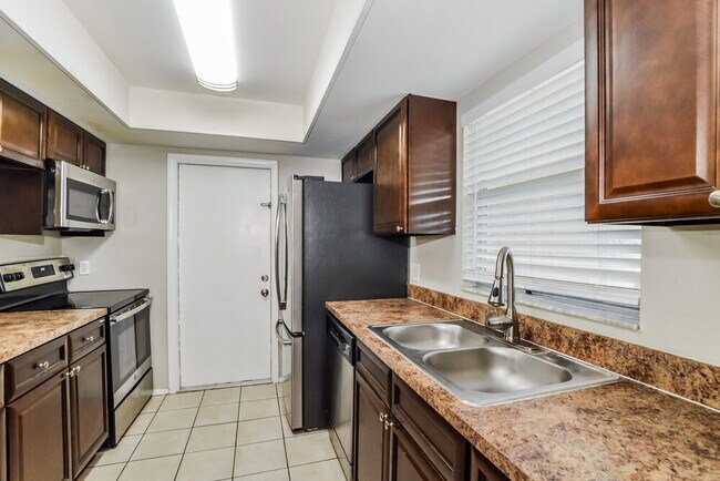 Building Photo - 1061 Portsmouth Ln