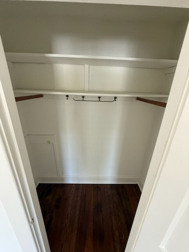 Building Photo - *DREAM LOCATION* 6BR Completely Renovated Duplex