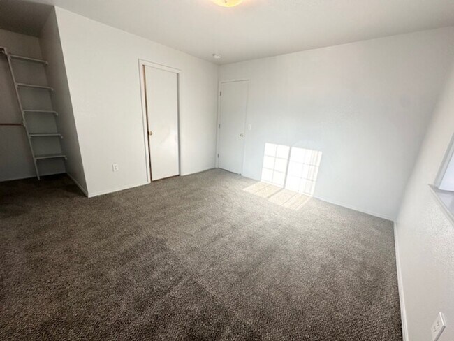 Building Photo - Fully renovated apartment in 2024 coming soon!