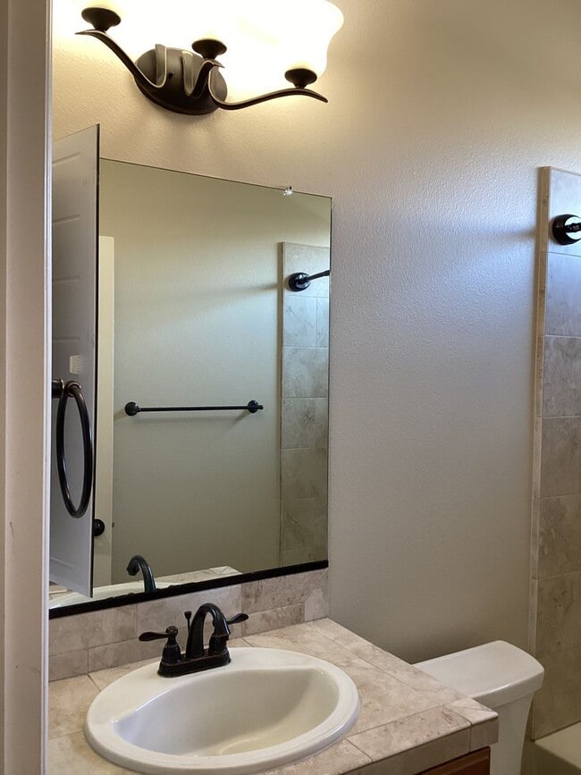 Building Photo - Beautiful Newer Rice Ranch Single Story Ho...