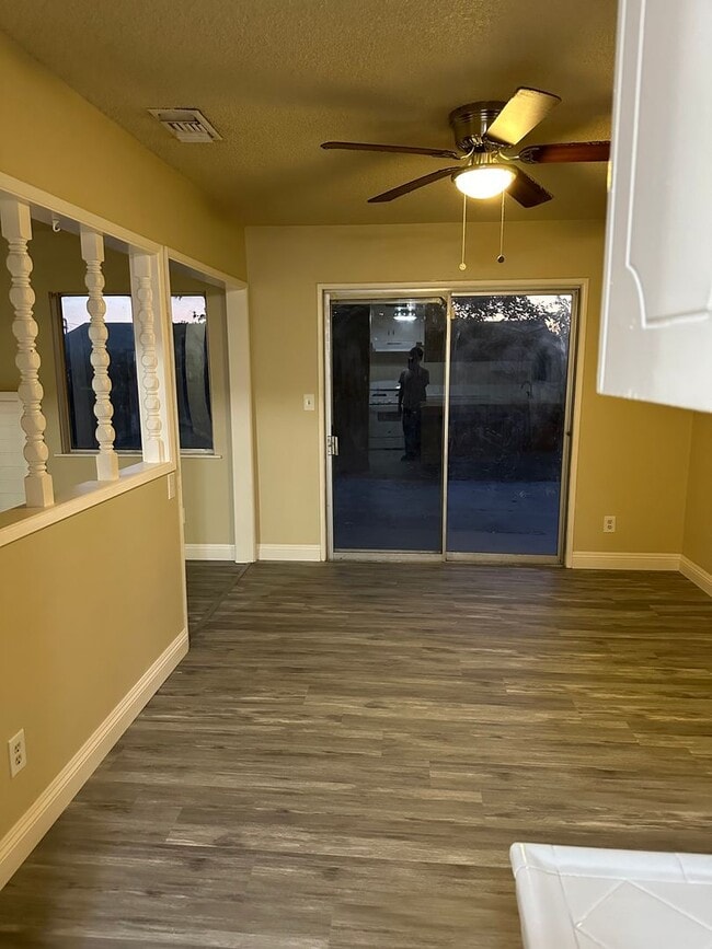 Building Photo - BARSTOW 3 bedroom 2 bath- 2 car garage HOME