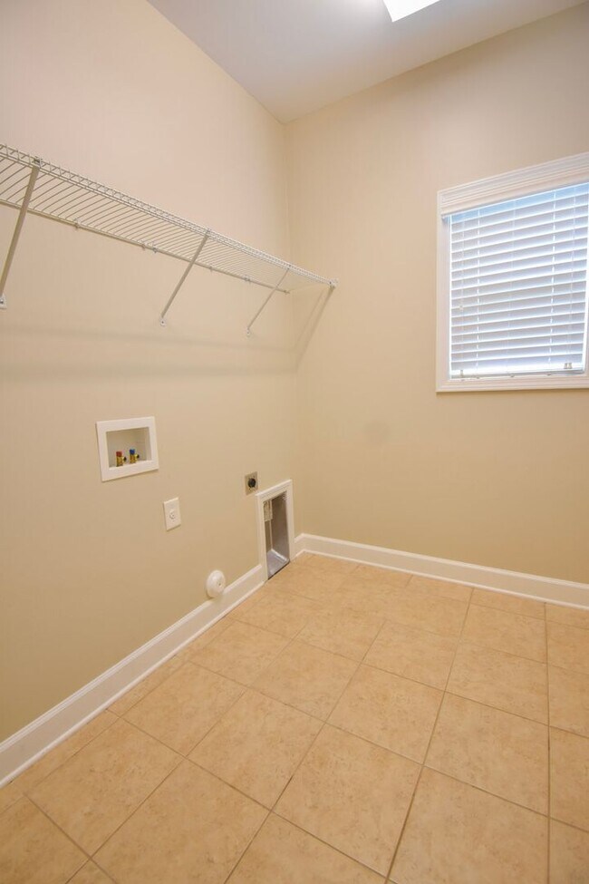 Building Photo - 4 Bedroom 2 Bathroom Home in Anderson Creek