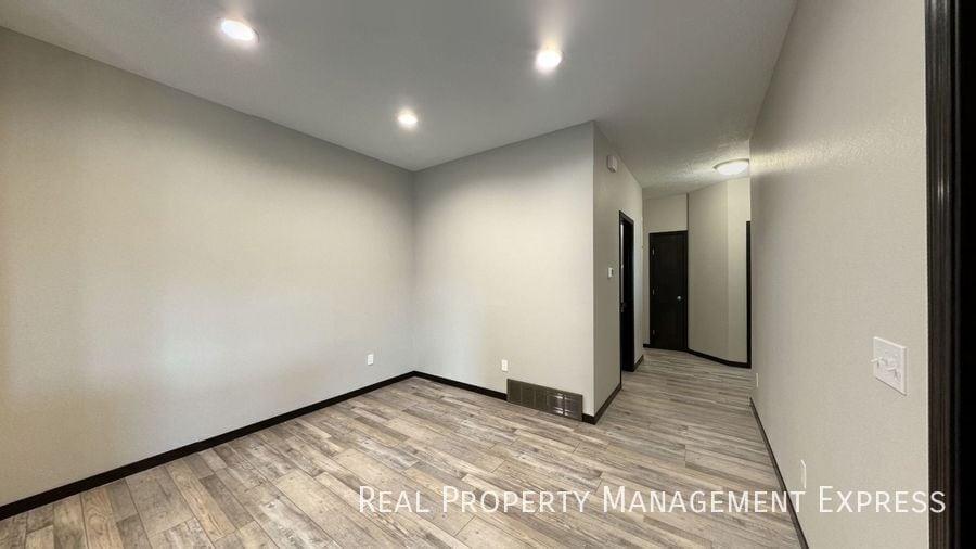 Building Photo - 3-Bed, 2-Bath Townhome: Modern, Spacious, Convenient
