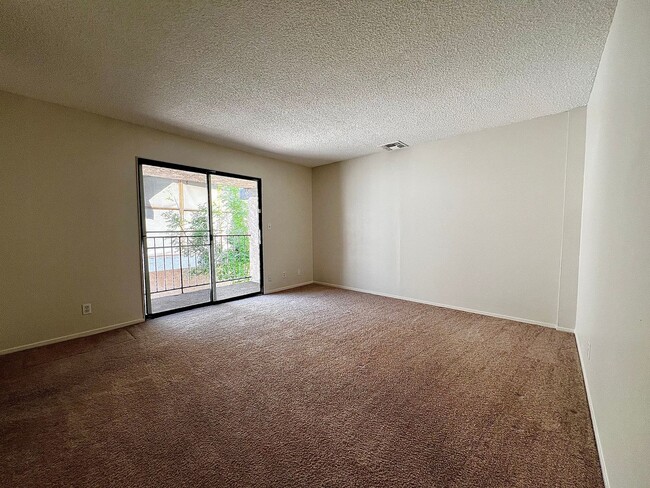 Building Photo - TWO BEDROOM TOWNHOME WITH VAULTED CEILING AND GRAND FRONT WINDOWS