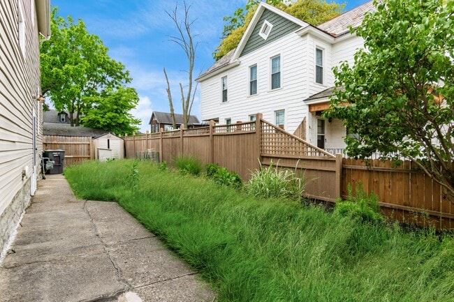 Building Photo - 479 Siebert St