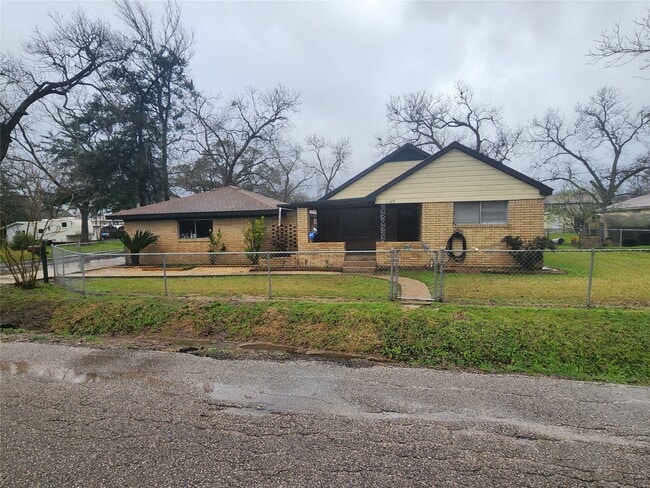 Primary Photo - 1165 Lake St