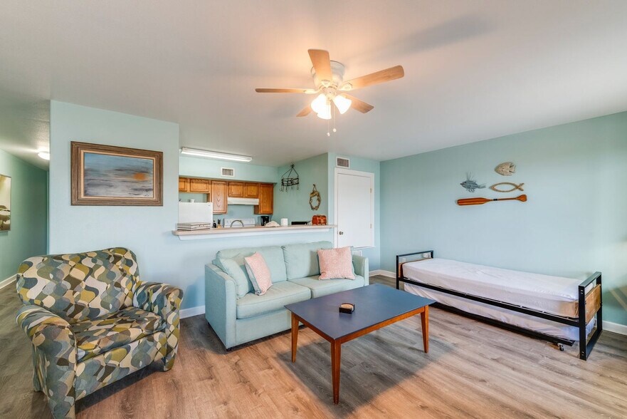Building Photo - 15010 Leeward Dr