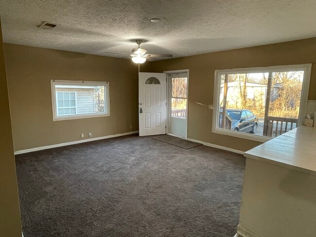 Building Photo - 612 Sun Cir