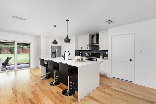 Building Photo - 8704 Clarewood Dr