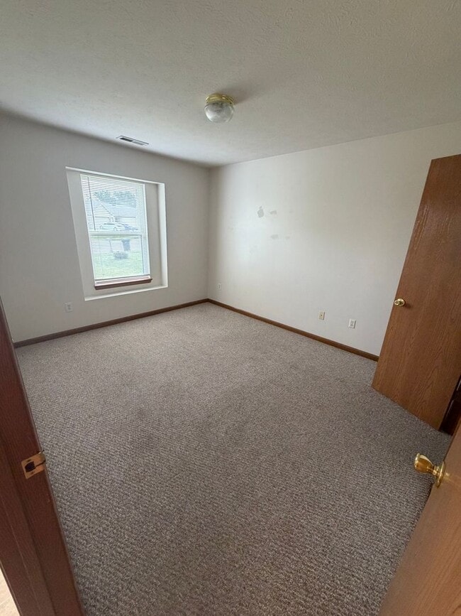 Building Photo - Duplex on Southside. 2bed/2bath with 2 car garage & privacy fence.