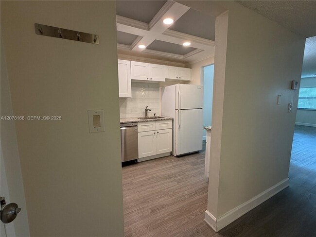 Building Photo - 301 Racquet Club Rd