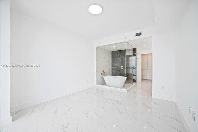 Building Photo - 700 NE 24th St