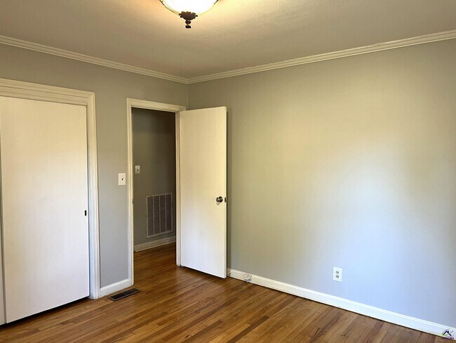 Building Photo - 2855 Riverview Rd