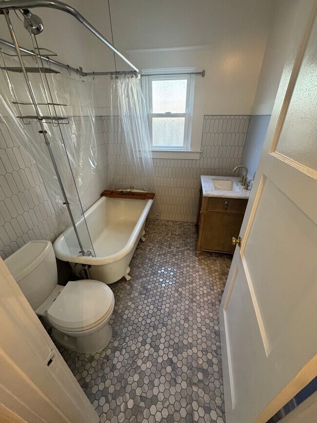 Building Photo - 2 bedroom |1 bathroom | Charming West Taho...