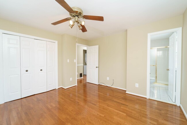 Building Photo - 2 Bedroom 2.5 Bath Condo in Chevy Chase